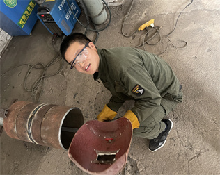 我校小伙焊接學習中