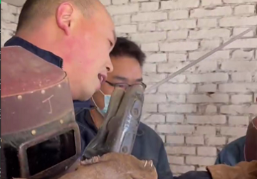 校長(zhǎng)現(xiàn)場(chǎng)指導(dǎo)焊接